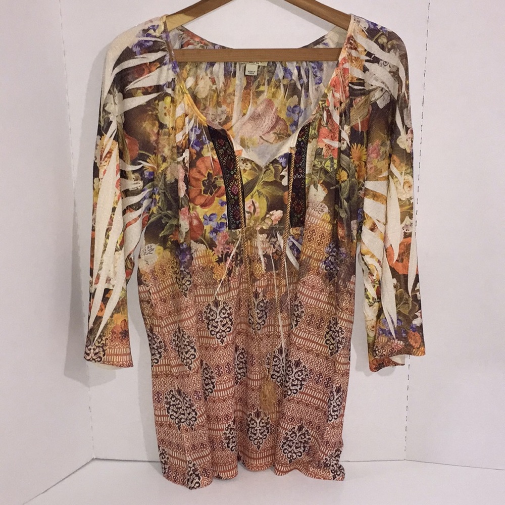 Fun blouse with muted shades in floral print.